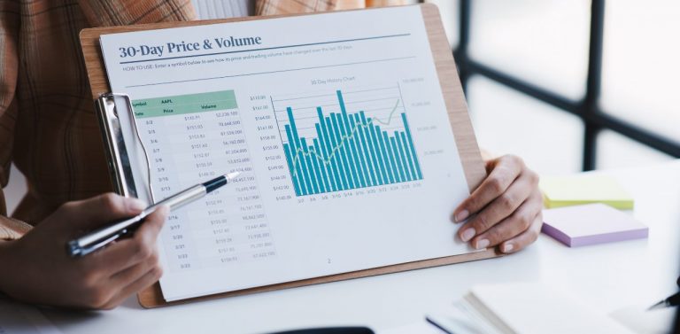 Business Woman Analyzing B2B Pricing Research Trends